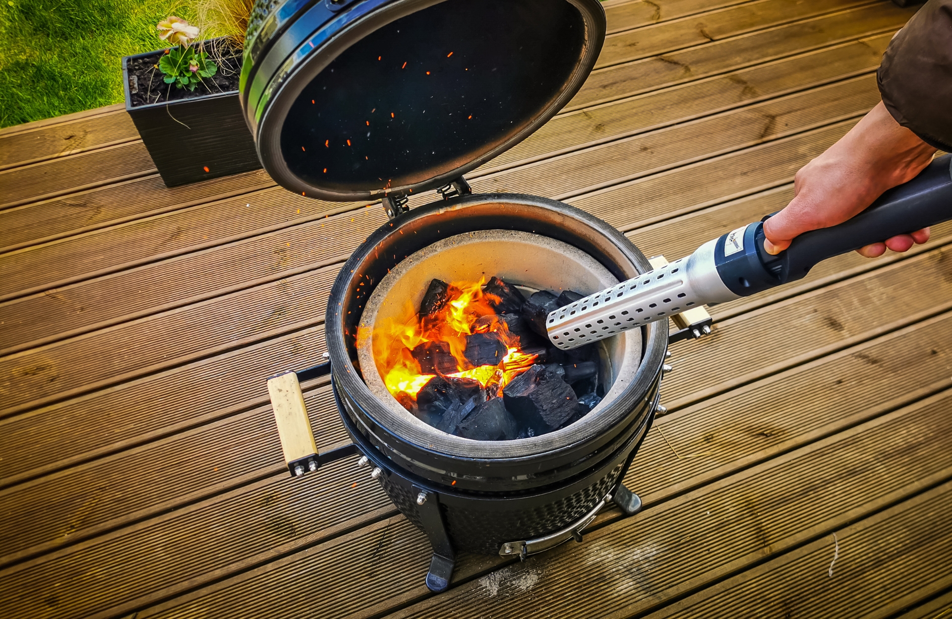 kamado die aan staan met beste houtskool voor bbq